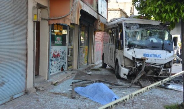 Adana'da dolmuş, otobüs durağına daldı; 1 ölü, 7 yaralı