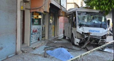 Adana'da dolmuş, otobüs durağına daldı; 1 ölü, 7 yaralı