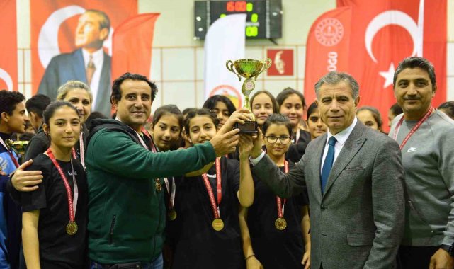 Adana'da hentbolda Orhangazi Ortaokulu erkek ve kız takımları il birincisi oldu