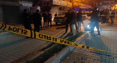 Adana'da iki grubun silahlı kavgasının arasında kalan koca öldü, eşi ağır yaralandı
