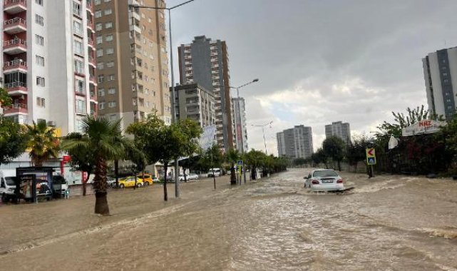Adana'da sağanak ve dolu; yollar göle döndü