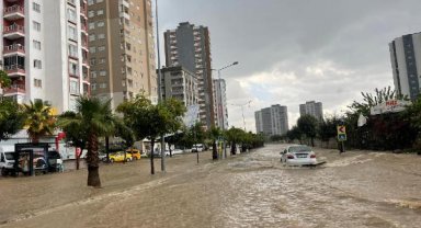Adana'da sağanak ve dolu; yollar göle döndü