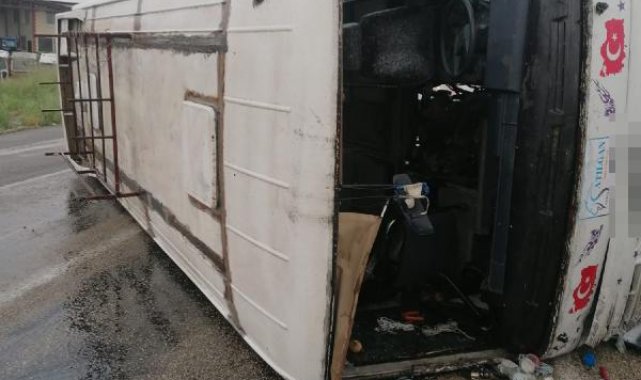 Adana'da tarım işçilerini taşıyan midibüs devrildi; 10 yaralı