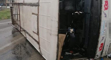Adana'da tarım işçilerini taşıyan midibüs devrildi; 10 yaralı