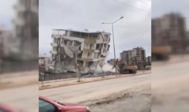 Adıyaman'da ağır hasarlı bina yıkım sırasında çöktü