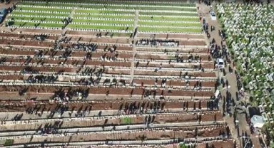 Adıyaman'da mezarlıkta buruk bayram