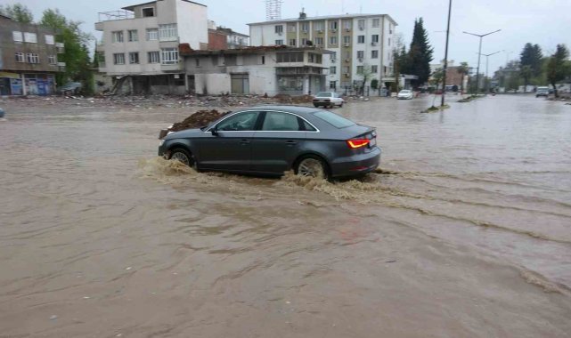 Adıyaman'da şiddetli yağış cadde ve sokakları göle çevirdi