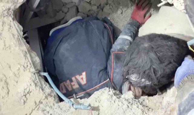 AFAD ekibi, depremin 228'inci saatinde kurtardıkları Cemile Teyzeyi unutamıyor