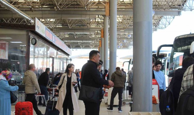 Afyonkarahisar otogarında beklenen yolcu yoğunluğu yaşanmadı
