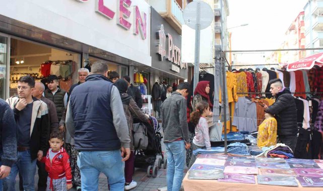 Afyonkarahisar'da kurulan bayram pazarında Arife günü yoğunluğu