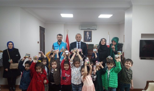 Afyonkarahisar'da minikler kumbaralarını bağışladı