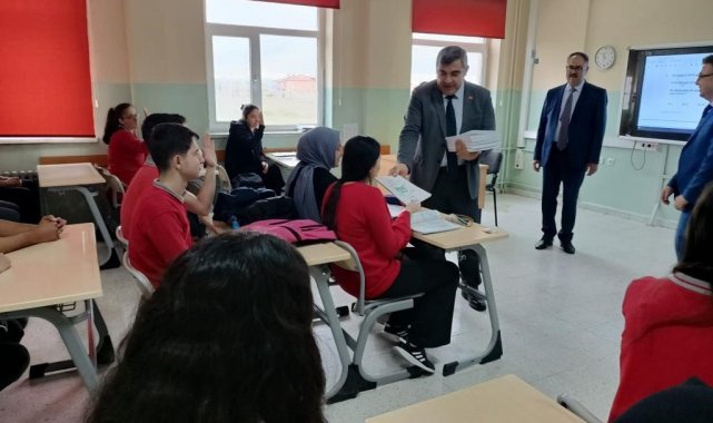 Afyonkarahisar'da test kitapları dağıtıldı