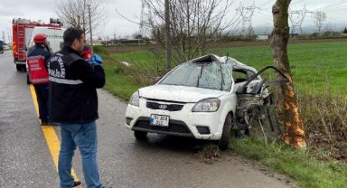 Ağaca çarpan otomobilin sürücüsü öldü