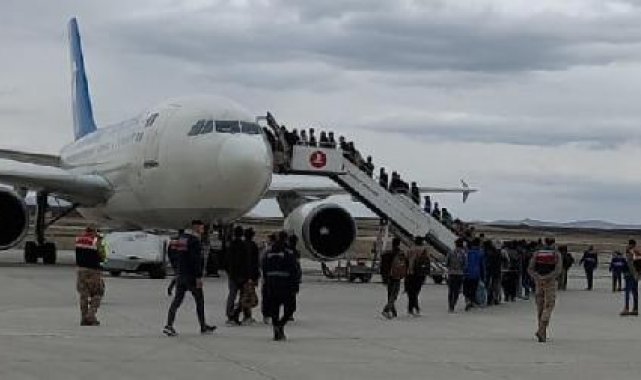 Ağrı'da 227 Afgan göçmen, uçakla ülkelerine gönderildi