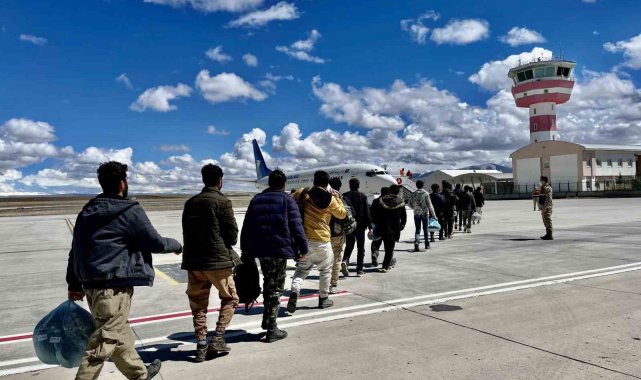 Ağrı'da 365 Afgan göçmen sınır dışı edildi