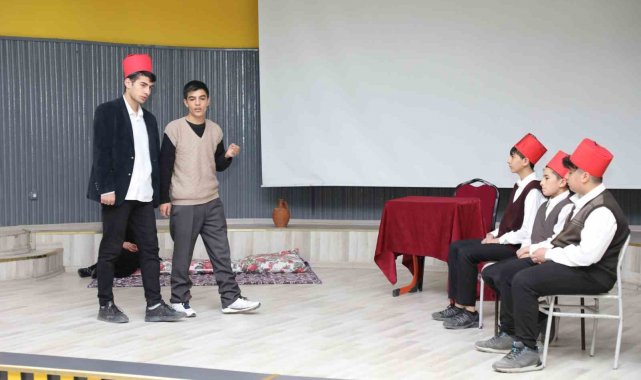 Ağrı'da öğrencilerden İngilizce tiyatro gösterisi