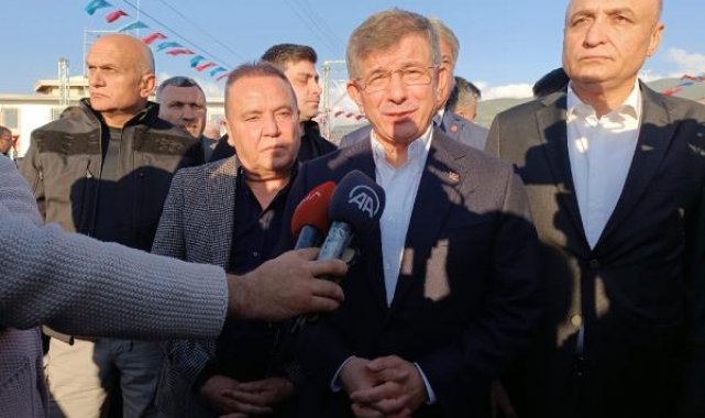 Ahmet Davutoğlu, bayram namazını Nurdağı'nda kıldı