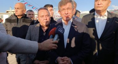 Ahmet Davutoğlu, bayram namazını Nurdağı'nda kıldı