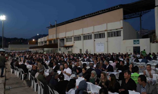 AK Parti Aydın'da 5 bin kişilik iftar yemeği düzenledi