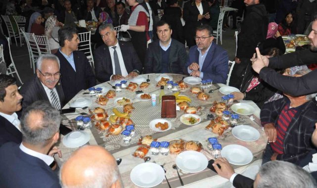 AK Parti'nin iftar sofrası binlerce kişiyi ağırladı