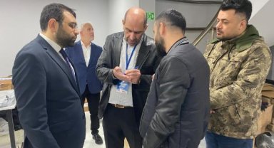 AK Partili milletvekili adayları esnaf ile bayramlaştı