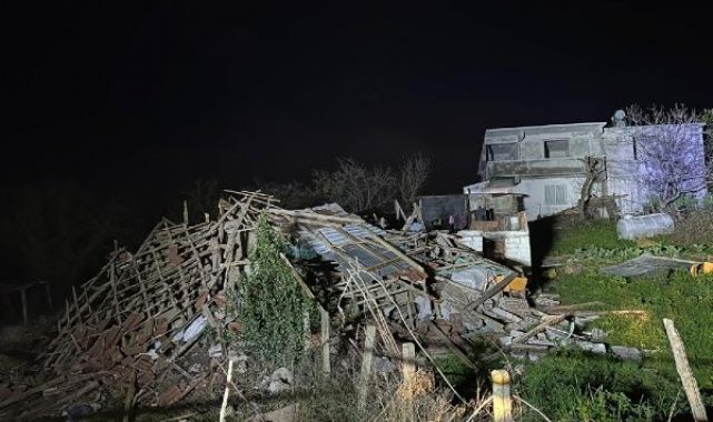 Akçakoca'da tek katlı ahşap ev çöktü, enkaz altında kalan yaşlı kadın kurtarıldı
