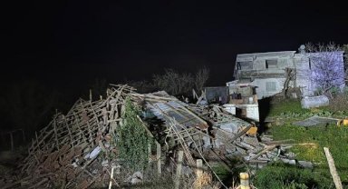 Akçakoca'da tek katlı ahşap ev çöktü, enkaz altında kalan yaşlı kadın kurtarıldı