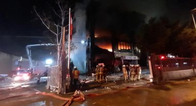 Akit Medya Grubu'nun da bulunduğu binada çıkan yangın devam ediyor