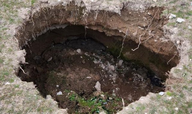 Aksaray'da 10 metre derinliğinde obruk oluştu