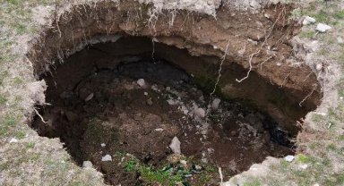 Aksaray'da 10 metre derinliğinde obruk oluştu