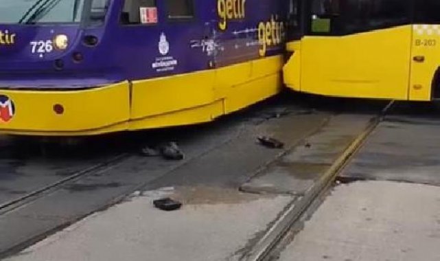 Aksaray'da İETT otobüsü tramvaya çarptı