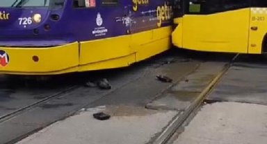 Aksaray'da İETT otobüsü tramvaya çarptı