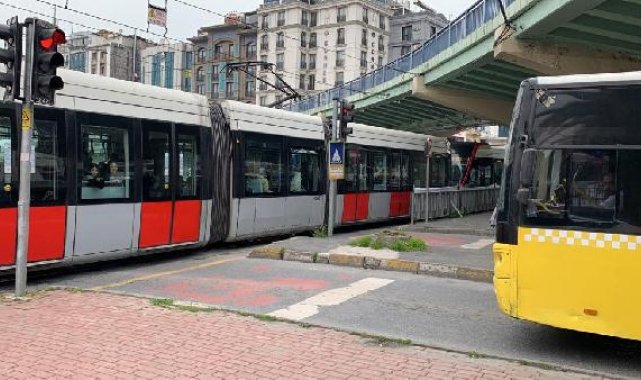 Aksaray'da İETT otobüsü tramvaya çarptı
