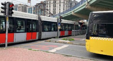 Aksaray'da İETT otobüsü tramvaya çarptı