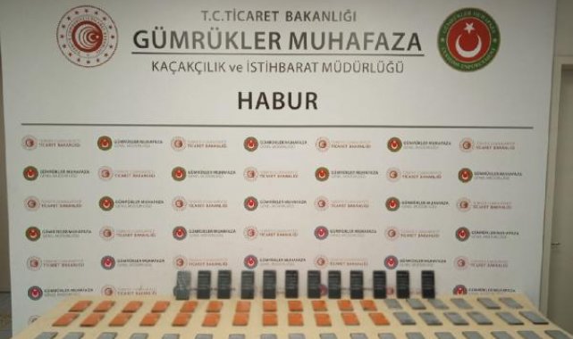 Akü kutusunda 66 cep telefonu ele geçirildi