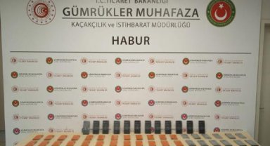 Akü kutusunda 66 cep telefonu ele geçirildi