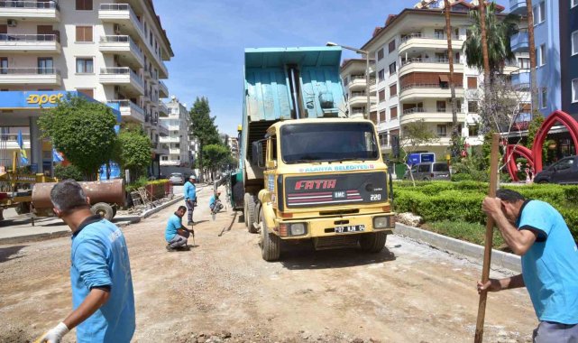 Alanya kent merkezinde devam eden asfalt yenileme çalışmalarında sona gelindi