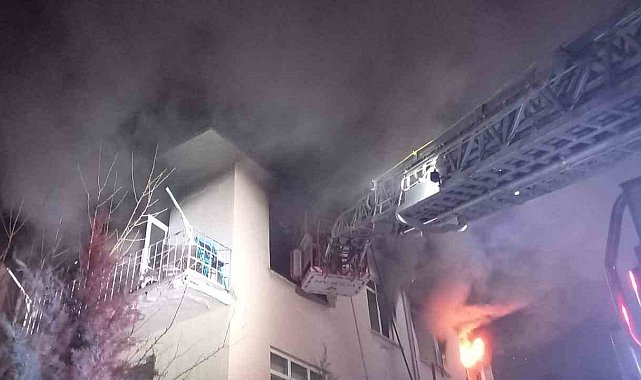 Alevlerin sardığı ev kullanılamaz hale geldi