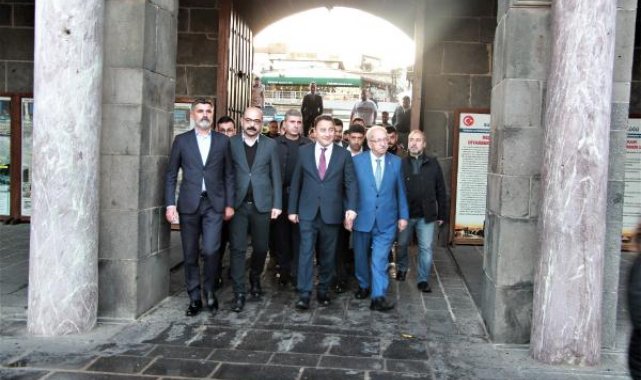 Ali Babacan, bayram namazını Diyarbakır'da kıldı
