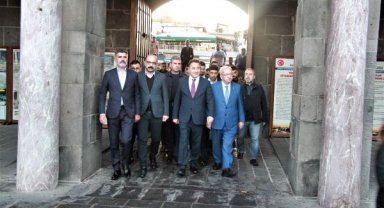 Ali Babacan, bayram namazını Diyarbakır'da kıldı