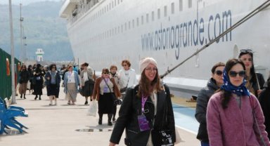 Amasra'ya kruvaziyerle sezonunun ilk turistleri geldi