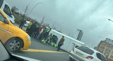 Ankara'da işçilerin taşındığı servis minibüsü ile otomobil ve kamyonet çarpıştı: 6 yaralı
