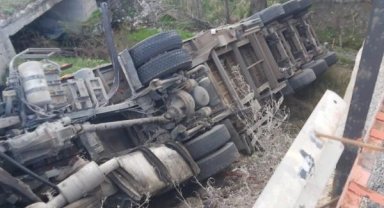 Ankara'da TIR şarampole devrildi; 1 ölü, 2 yaralı