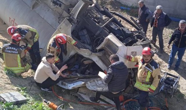 Ankara'da yem yüklü kamyon menfeze devrildi: 1 ölü