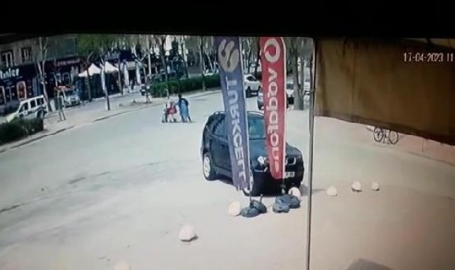 Anne ve 3 çocuğuna otomobil çarptı; o anlar kamerada