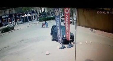 Anne ve 3 çocuğuna otomobil çarptı; o anlar kamerada