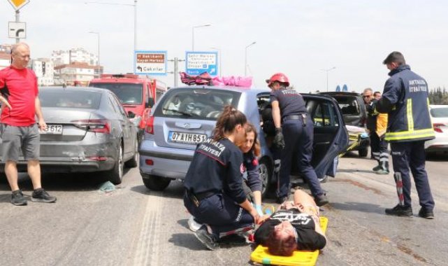 Antalya'da 4 aracın karıştığı zincirleme kaza: 7 yaralı