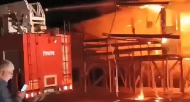 Antalya'da denize sıfır çardaklar yandı