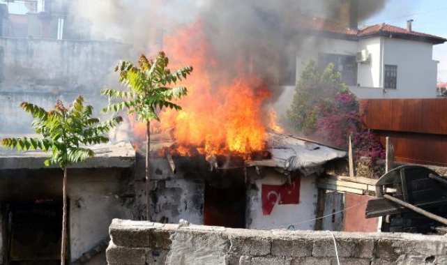 Antalya'nın ilk Türk mahallesinde ev yangını