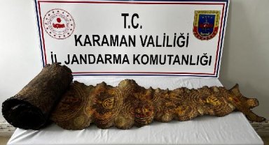 Antik Mısır dönemine ait piton derisine işlenmiş eser ele geçirildi